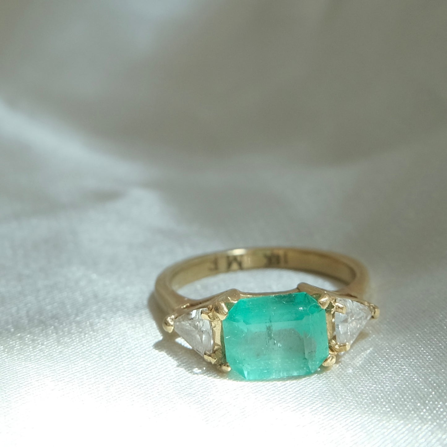 Azé Colombian Emerald & Diamond Ring