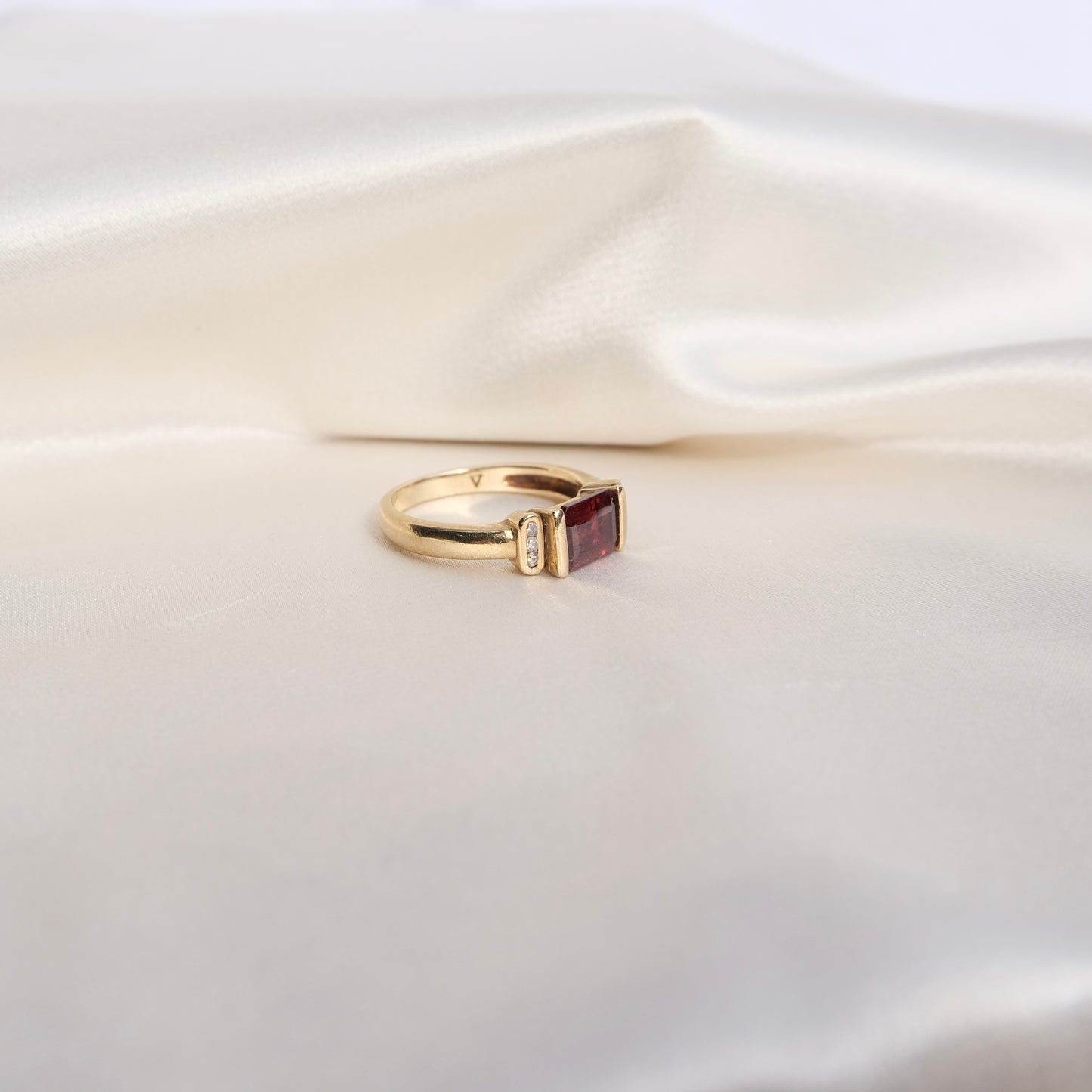 Tunia 9k Garnet Ring