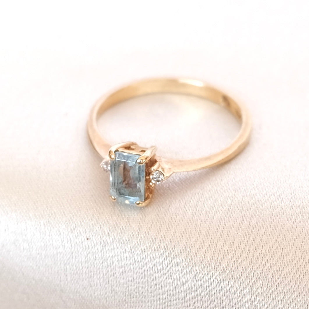 14k Aquamarine & Diamond Ring