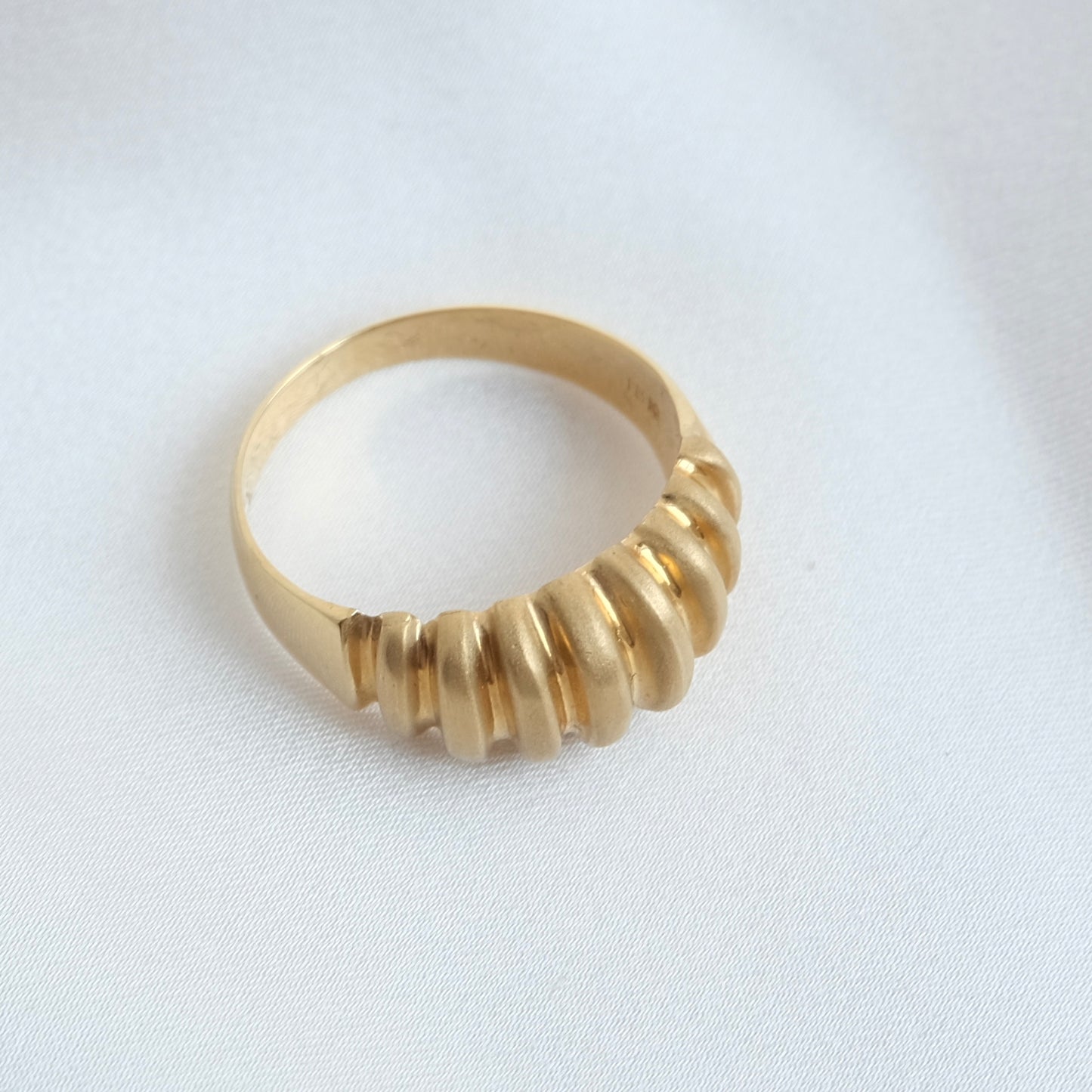 Bisous 18k Croissant Ring