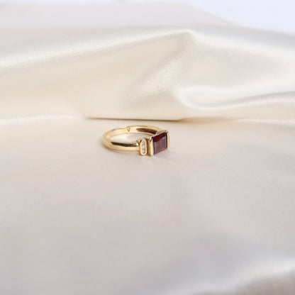 Tunia 9k Garnet Ring
