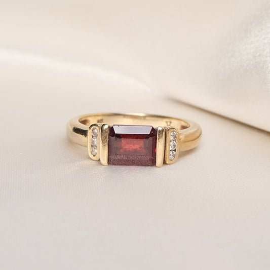 Tunia 9k Garnet Ring