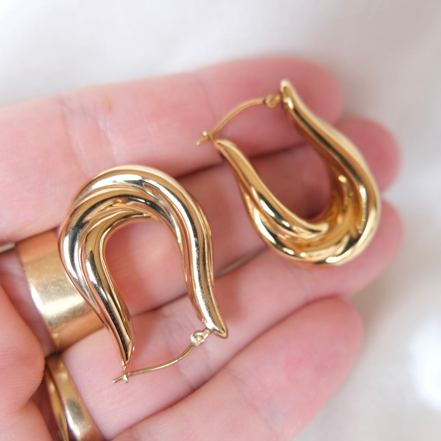 14k Lecru Hoops