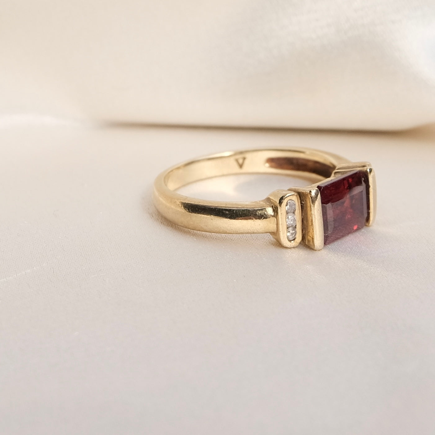 Tunia 9k Garnet Ring