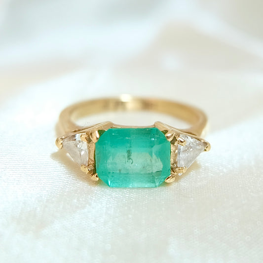 Azé Colombian Emerald & Diamond Ring