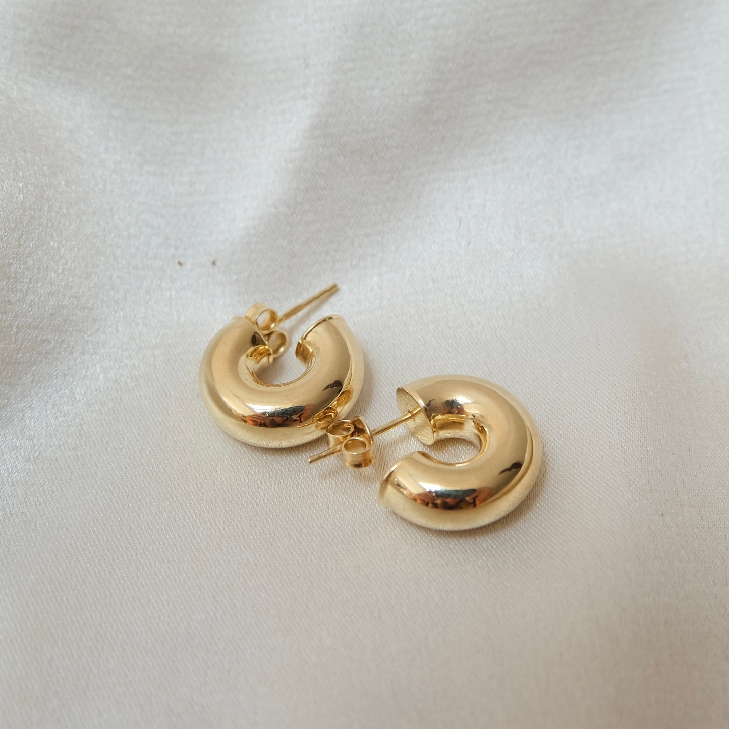 BOHEME 14K Huggy Hoops