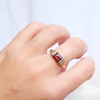 Tunia 9k Garnet Ring