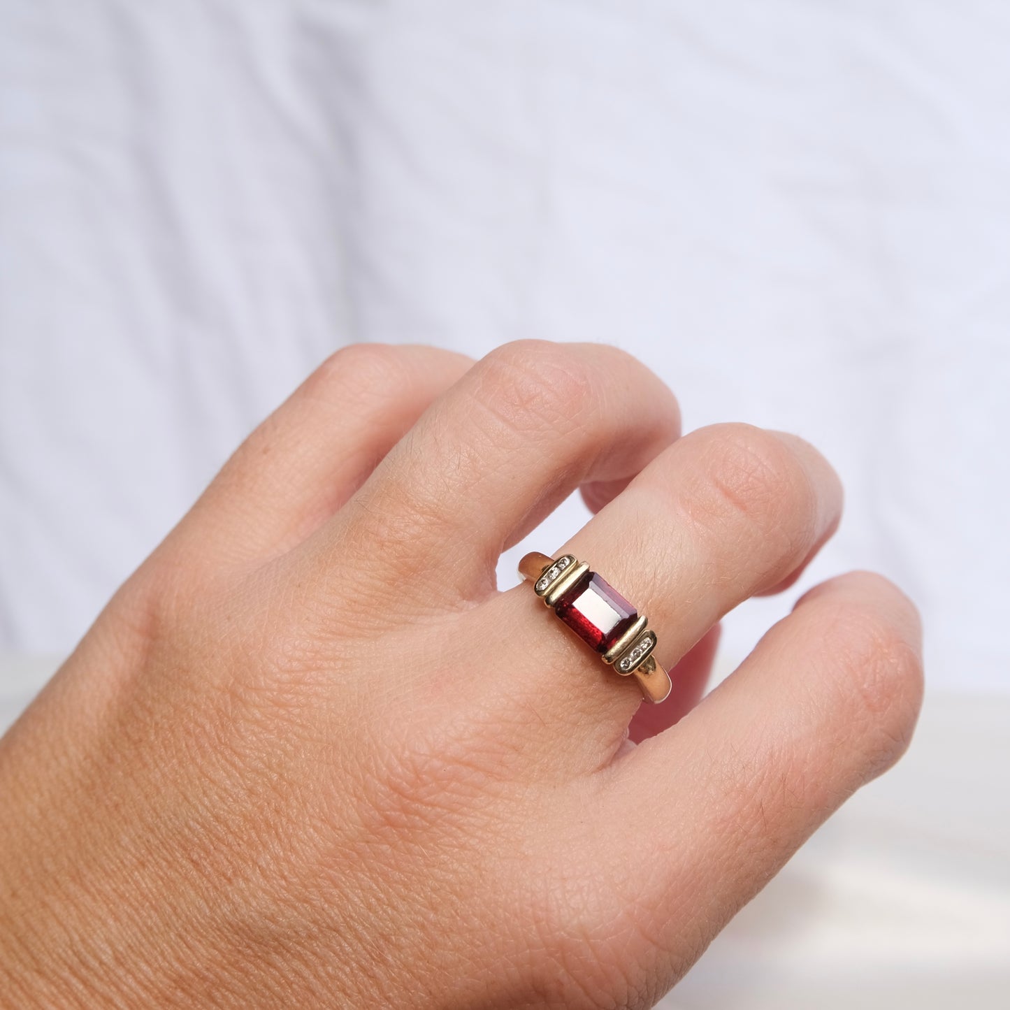 Tunia 9k Garnet Ring